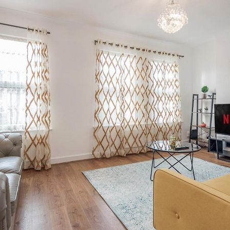 Entire Lovely Family Home With Parking, Wifi, Netflix, Self Check-In London Kültér fotó