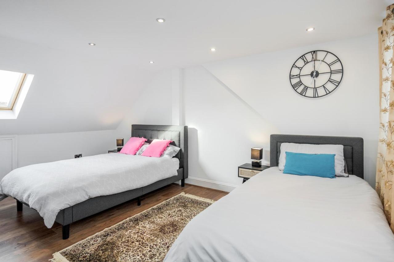 Entire Lovely Family Home With Parking, Wifi, Netflix, Self Check-In London Kültér fotó