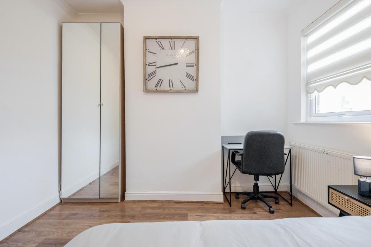 Entire Lovely Family Home With Parking, Wifi, Netflix, Self Check-In London Kültér fotó