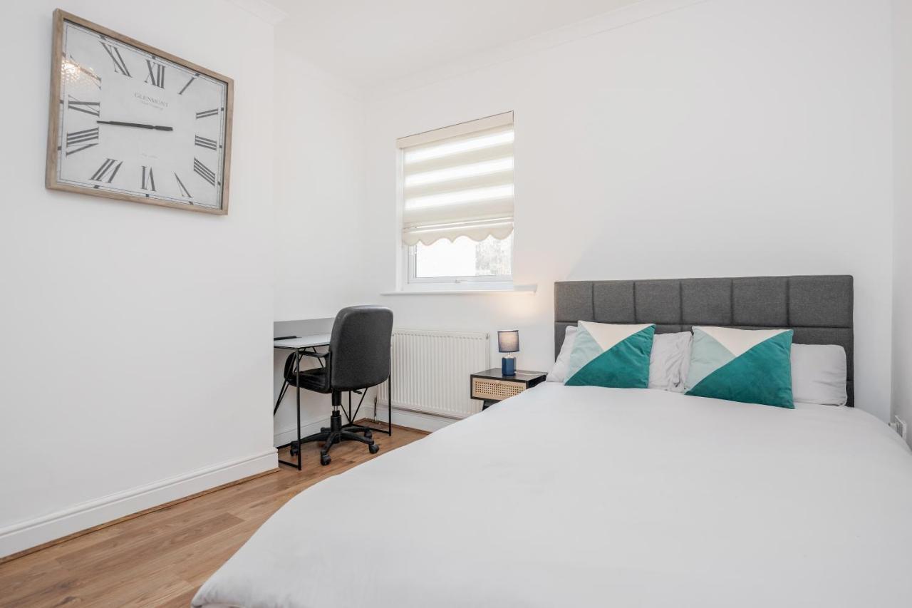Entire Lovely Family Home With Parking, Wifi, Netflix, Self Check-In London Kültér fotó