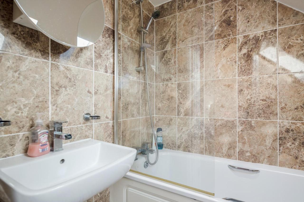 Entire Lovely Family Home With Parking, Wifi, Netflix, Self Check-In London Kültér fotó
