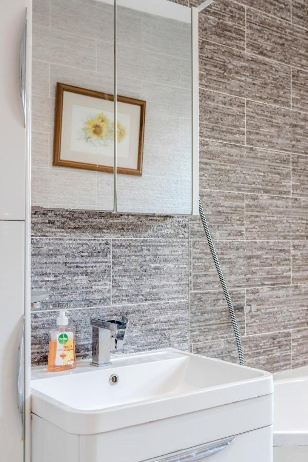 Entire Lovely Family Home With Parking, Wifi, Netflix, Self Check-In London Kültér fotó