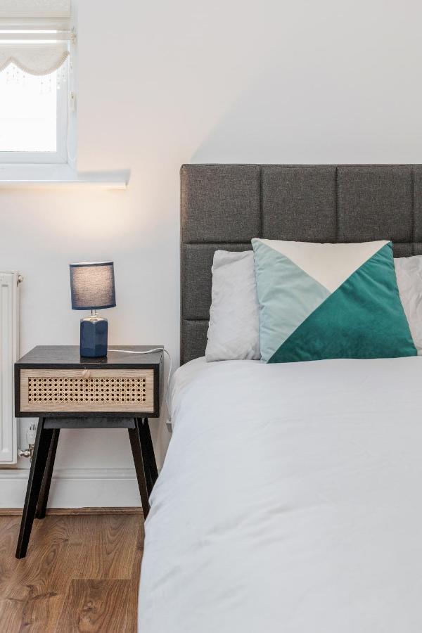 Entire Lovely Family Home With Parking, Wifi, Netflix, Self Check-In London Kültér fotó