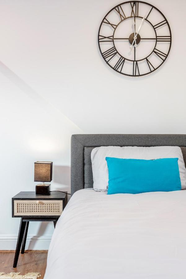Entire Lovely Family Home With Parking, Wifi, Netflix, Self Check-In London Kültér fotó
