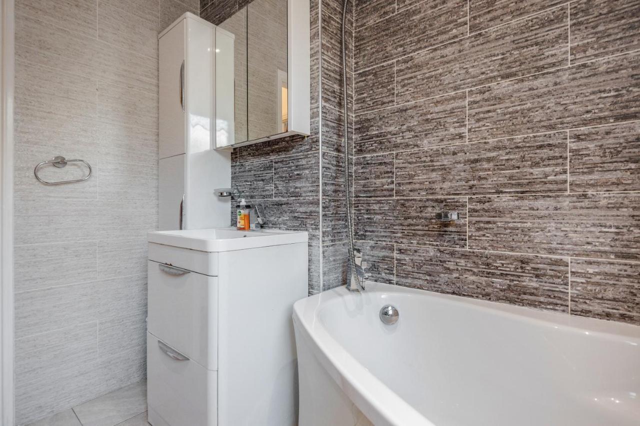 Entire Lovely Family Home With Parking, Wifi, Netflix, Self Check-In London Kültér fotó