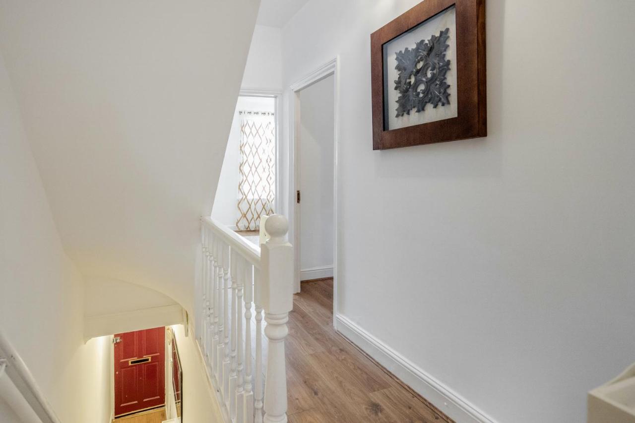 Entire Lovely Family Home With Parking, Wifi, Netflix, Self Check-In London Kültér fotó