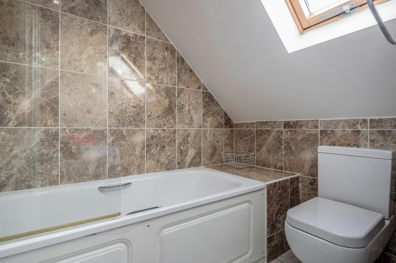 Entire Lovely Family Home With Parking, Wifi, Netflix, Self Check-In London Kültér fotó