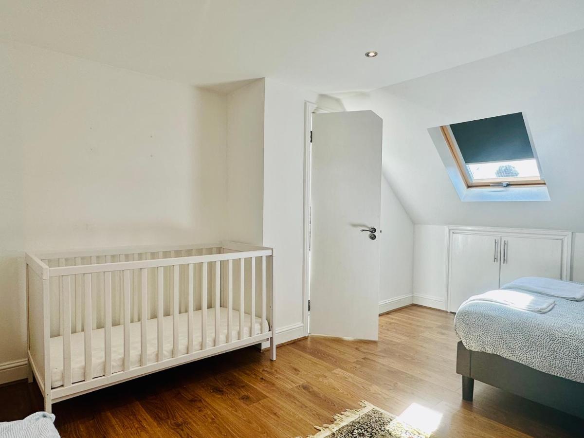 Entire Lovely Family Home With Parking, Wifi, Netflix, Self Check-In London Kültér fotó